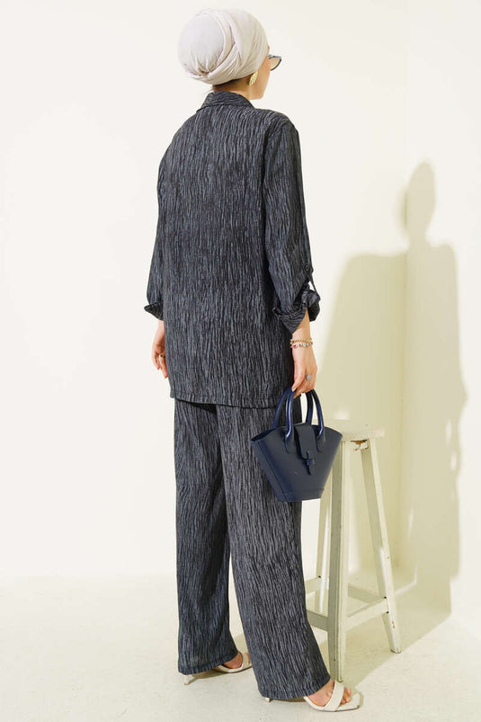 بدلة مكونة من قطعتين ذات صدر مزدوج وربطة أمامية باللون الدخاني