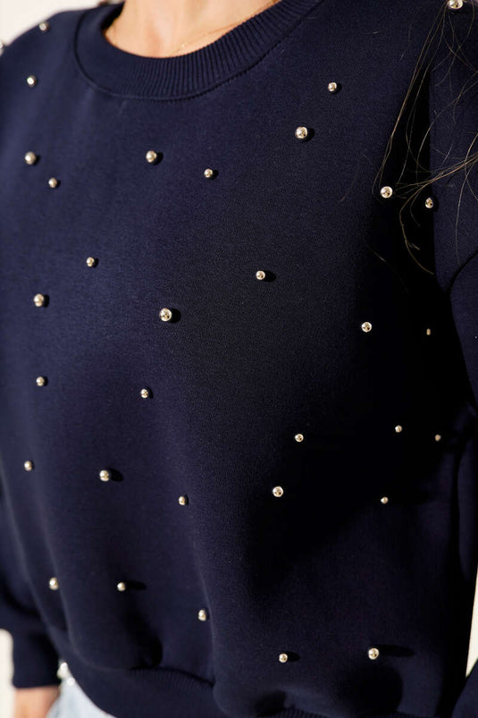 Marineblauwe korte sweater met drie draden en kralenversiering aan de voorkant