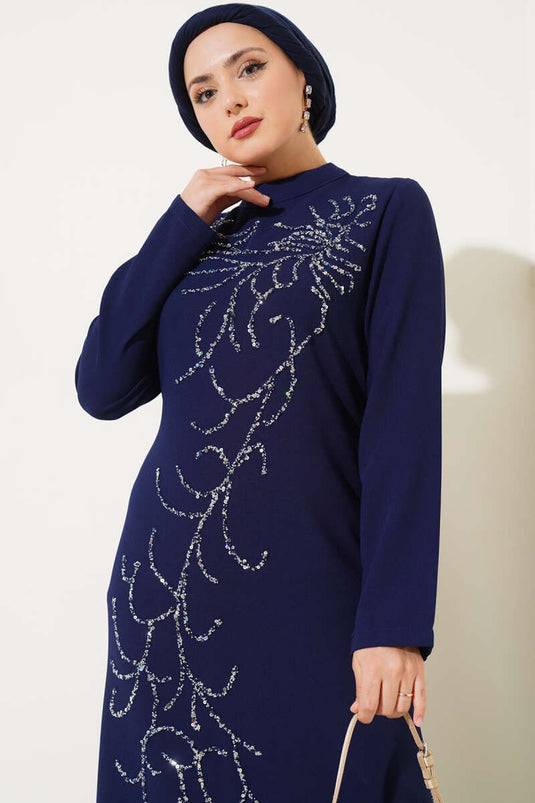 Robe grande taille ornée de pierres sur le devant, bleu marine