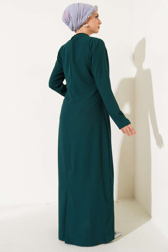 Robe grande taille ornée de pierres émeraude sur le devant