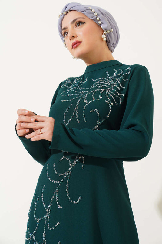 Robe grande taille ornée de pierres émeraude sur le devant