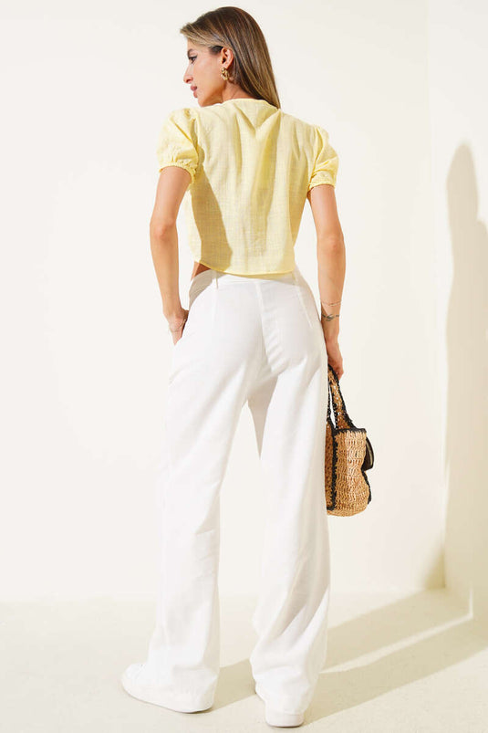 Voorkant Britse stropdas met knoopsluiting, korte broek, geel