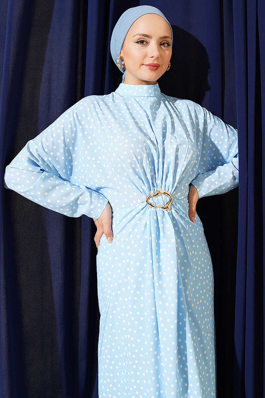 Robe bleue à pois avec détail froncé sur le devant