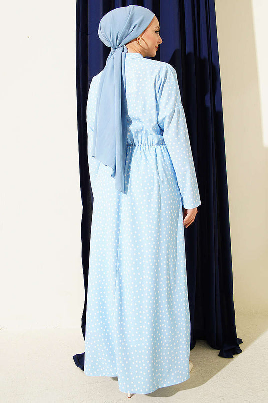Robe bleue à pois avec détail froncé sur le devant