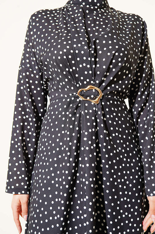 Robe à pois avec détail froncé devant noire