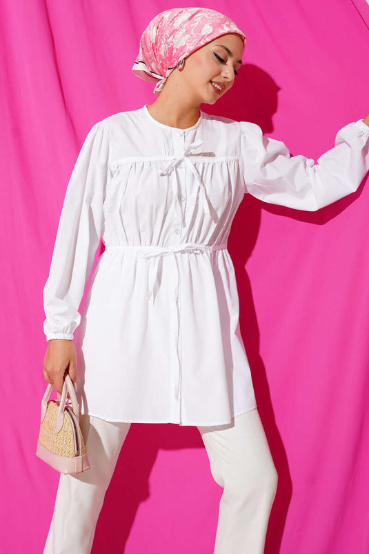 Chemise blanche avec cordon de serrage et dentelle sur le devant