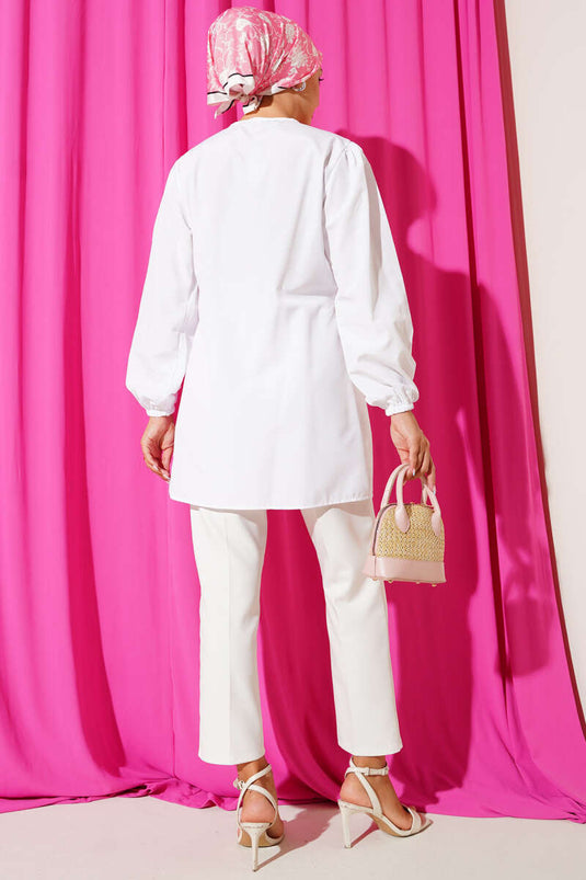 Chemise blanche avec cordon de serrage et dentelle sur le devant