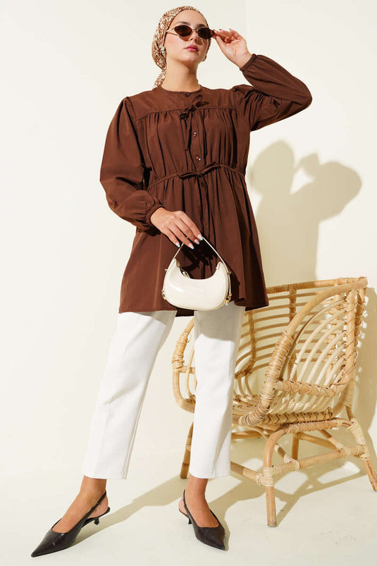 قميص بني مكشكشة برباط أمامي