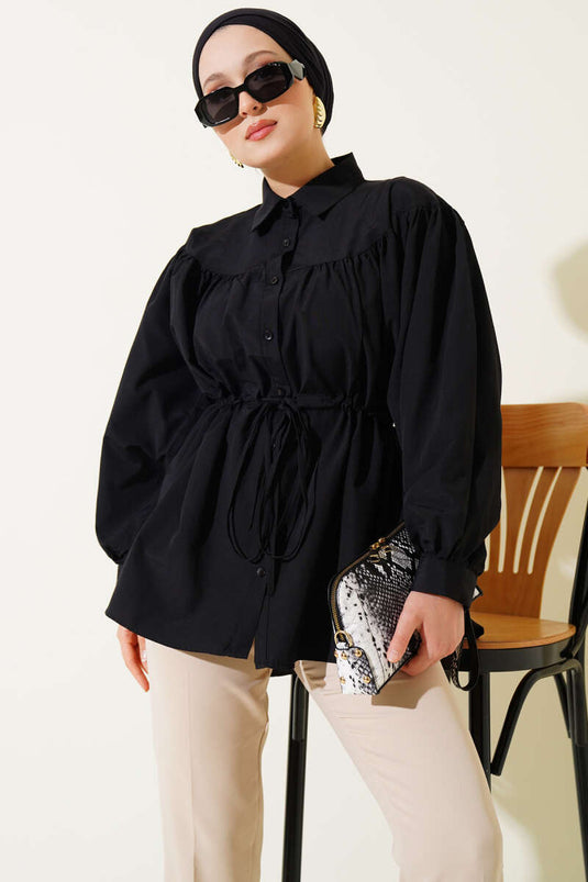 Chemise noire à ceinture froncée et tunnel à la taille
