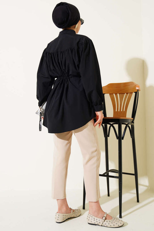 Chemise noire à ceinture froncée et tunnel à la taille