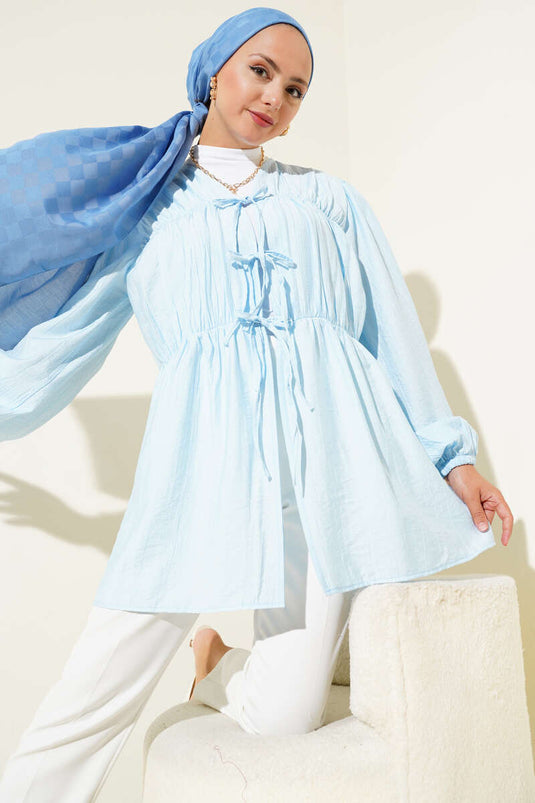 كيمونو أزرق فاتح مع طيات في الأمام ومعصمين مرنين