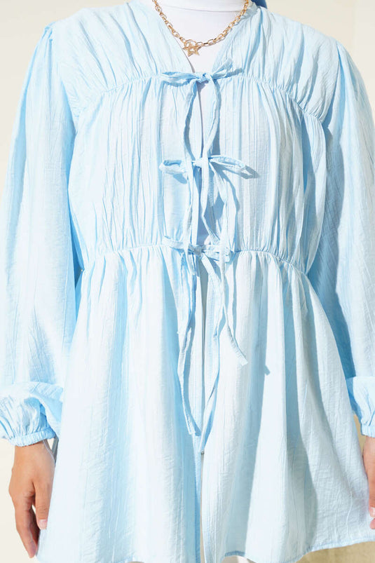 كيمونو أزرق فاتح مع طيات في الأمام ومعصمين مرنين