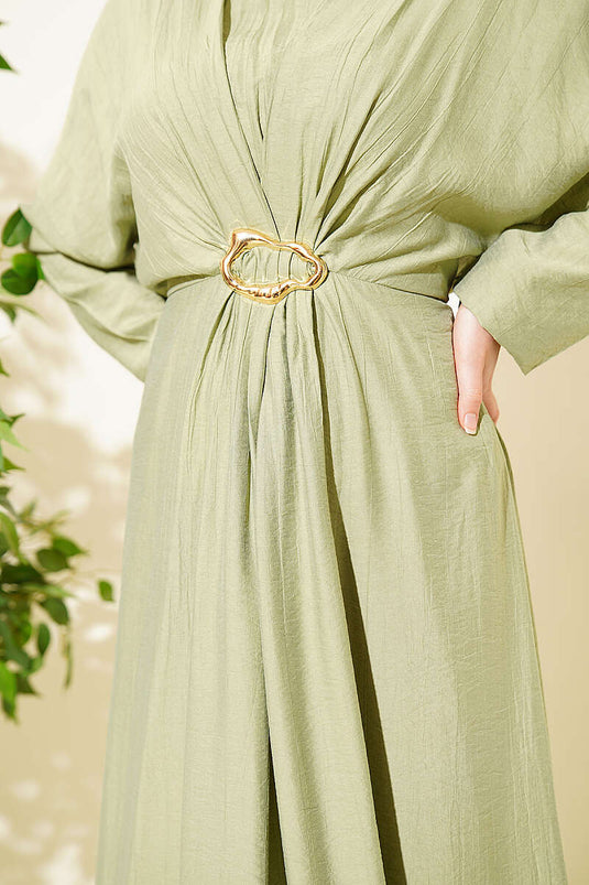 Kleid mit gerafftem Vorderteil und goldener Schnalle, Avocadogrün
