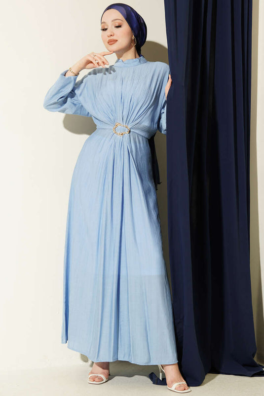 Vorderseite gerafftes Kleid mit goldener Schnalle Blau