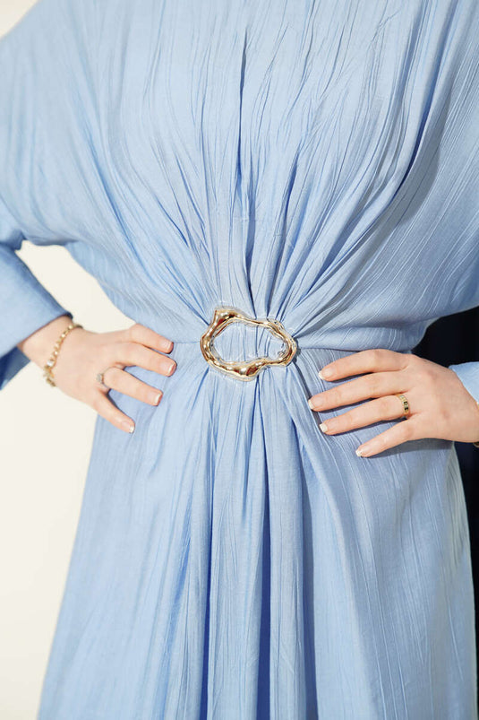 Vorderseite gerafftes Kleid mit goldener Schnalle Blau