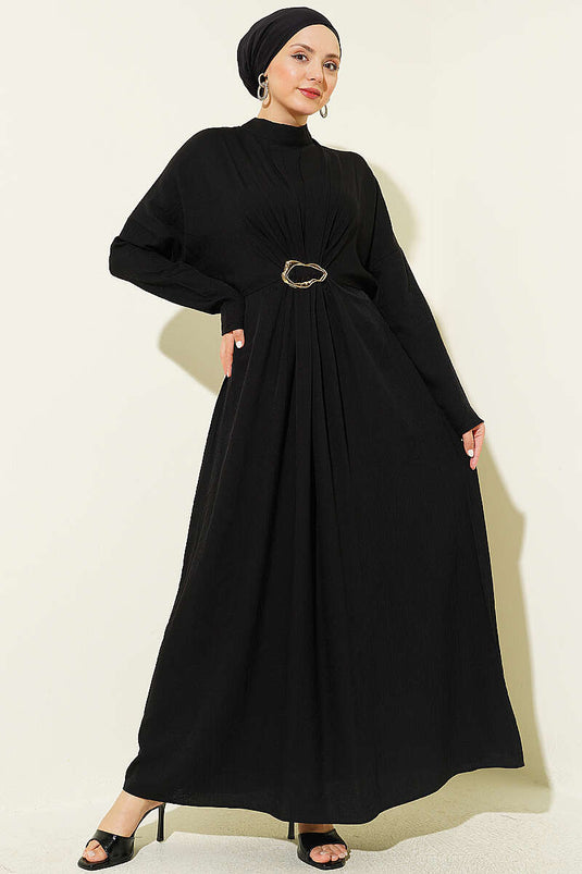Robe noire à ceinture dorée avec fronces devant