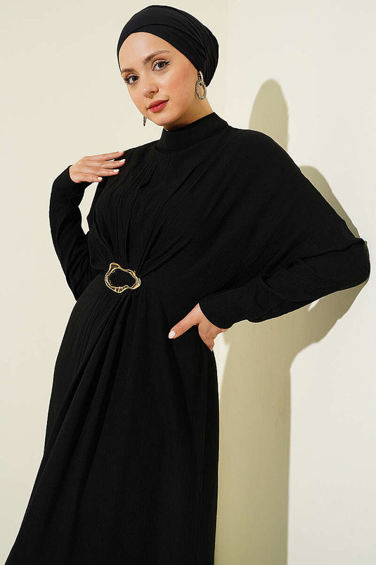 Robe noire à ceinture dorée avec fronces devant