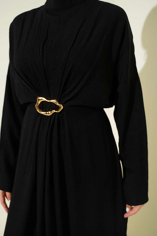 Robe noire à ceinture dorée avec fronces devant