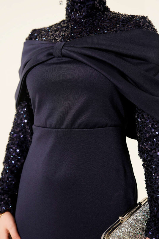 Robe de soirée bleu marine ornée de sequins et froncée sur le devant