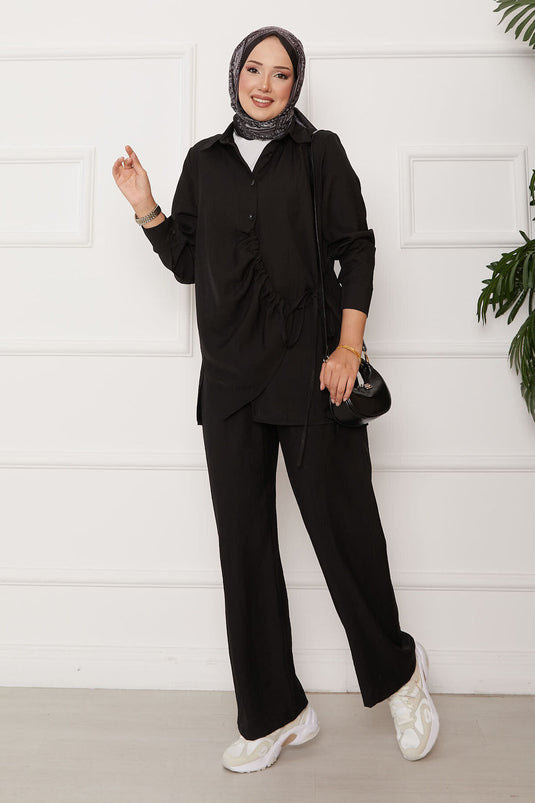 Zweiteiliger Anzug mit Plisseefalten vorne und seitlicher Krawatte in Schwarz