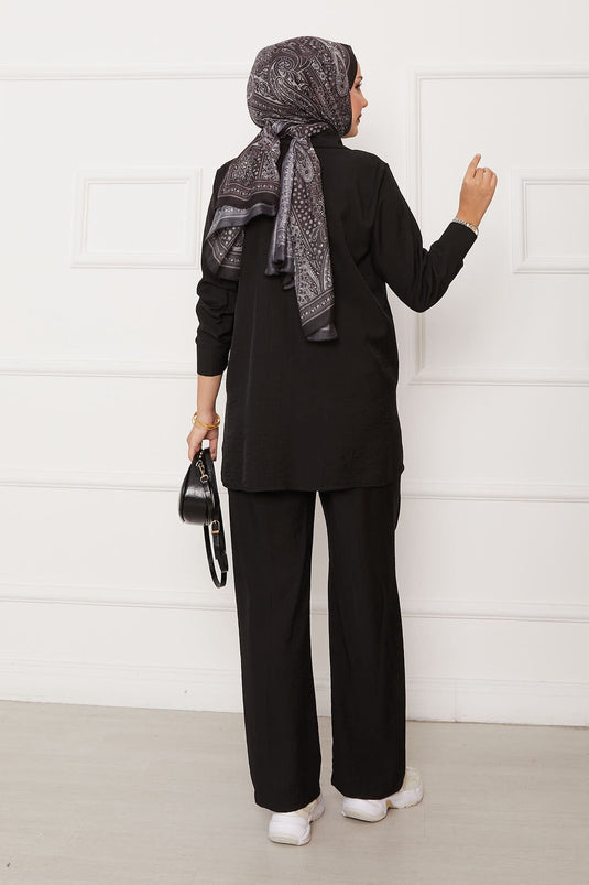 Zweiteiliger Anzug mit Plisseefalten vorne und seitlicher Krawatte in Schwarz