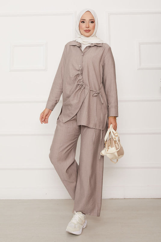 Zweiteiliger Anzug mit Plisseefalten vorne und seitlicher Krawatte, Nerz