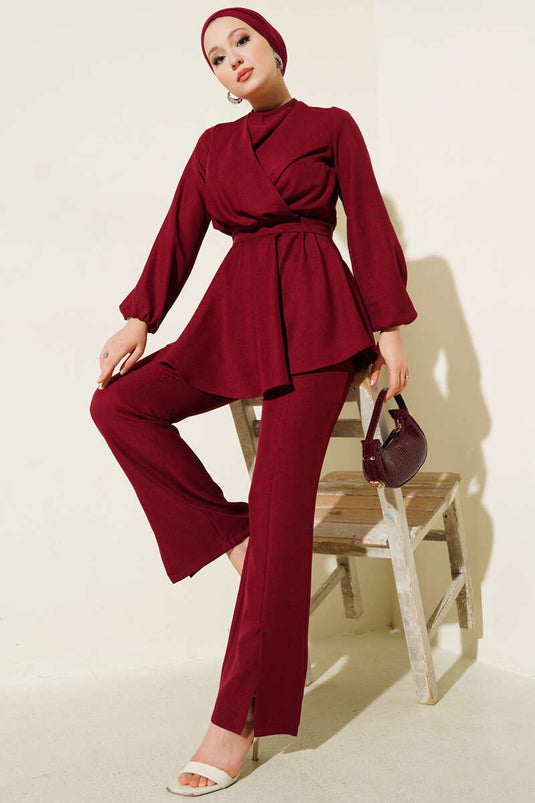 طقم مزدوج بحزام متقاطع أمامي باللون العنابي