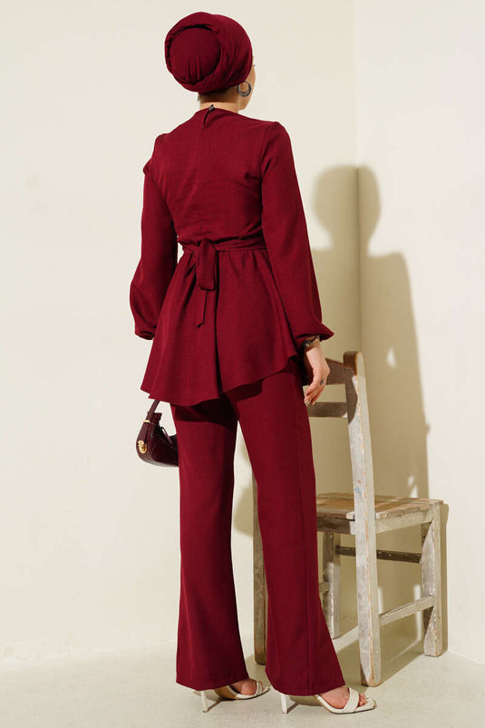 طقم مزدوج بحزام متقاطع أمامي باللون العنابي