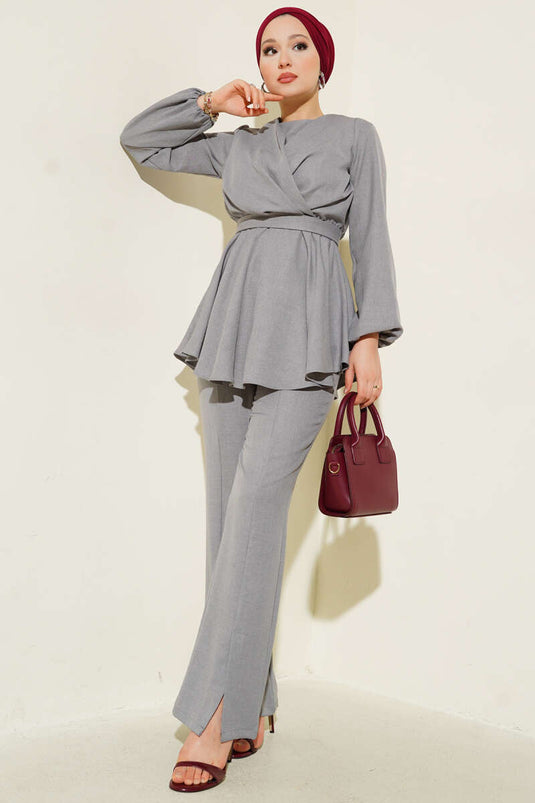 طقم من قطعتين باللون الرمادي مع حزام أمامي متقاطع