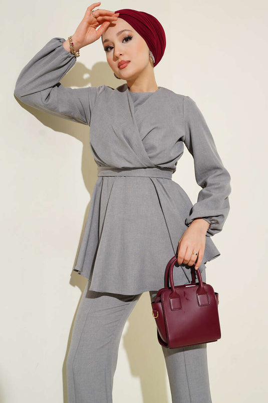 طقم من قطعتين باللون الرمادي مع حزام أمامي متقاطع