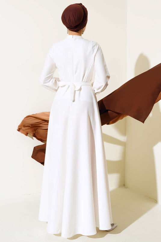 فستان ساتان بطيات متقاطعة من الأمام باللون الأبيض