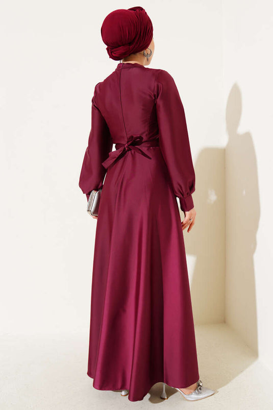 فستان ساتان بطيّات متقاطعة من الأمام بلون خمري