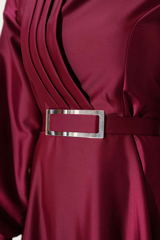 فستان ساتان بطيّات متقاطعة من الأمام بلون خمري