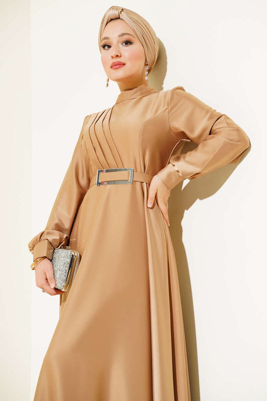 Tvær-front plisseret satin kjole Camel