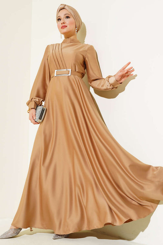 Tvær-front plisseret satin kjole Camel