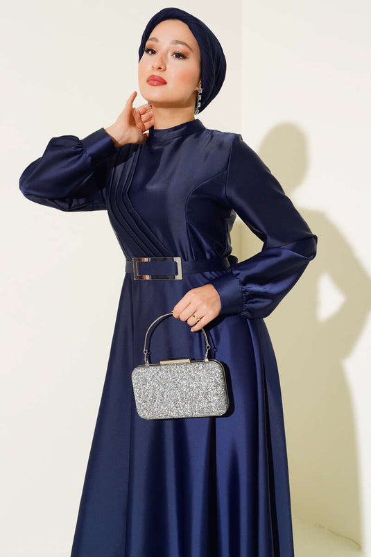 فستان ساتان أزرق كحلي بطيات متقاطعة من الأمام