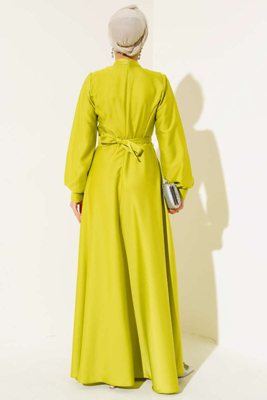 فستان من الساتان بطيات متقاطعة من الأمام باللون الأخضر الزيتي