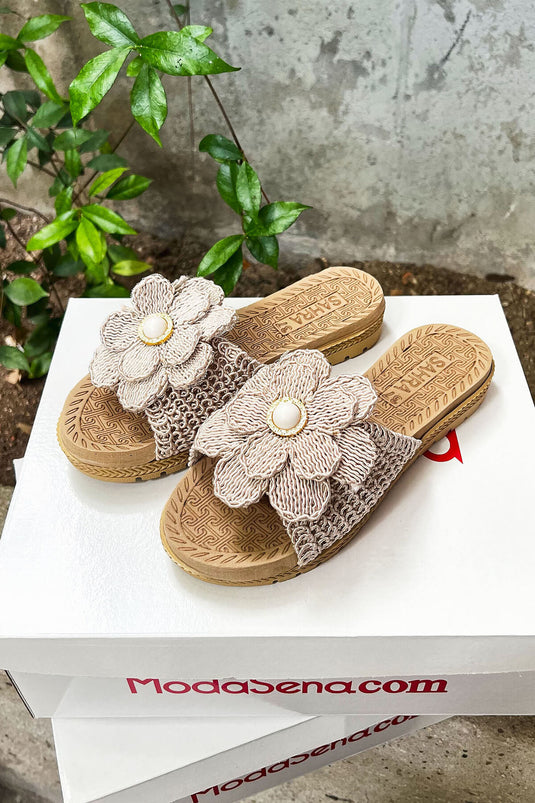 Chaussons en paille avec détail floral sur le devant
