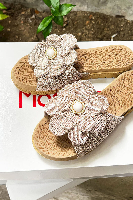 Chaussons en paille avec détail floral sur le devant