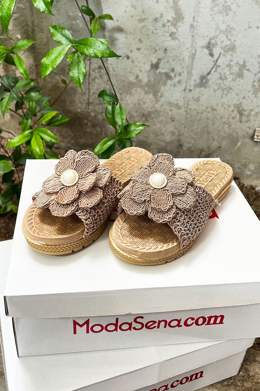 Chaussons en paille avec détail floral sur le devant, vison