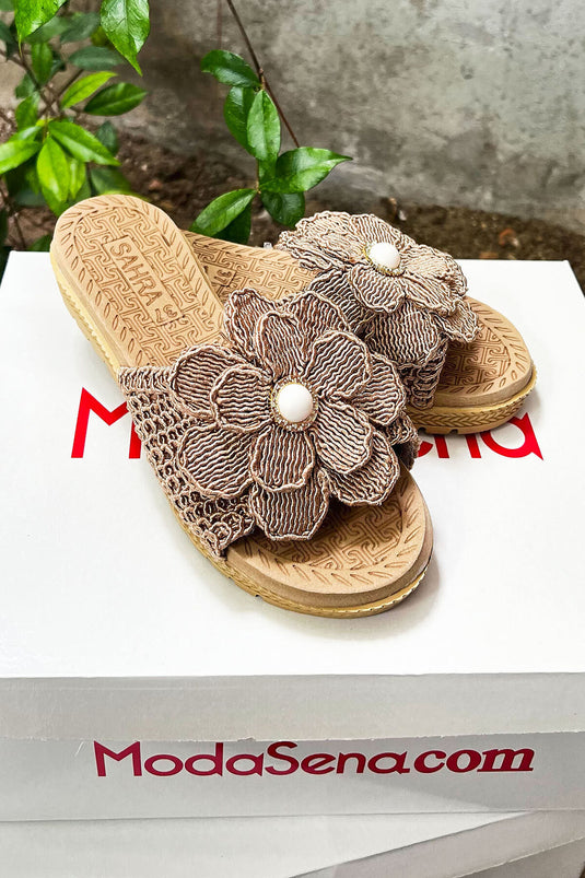 Chaussons en paille avec détail floral sur le devant, vison