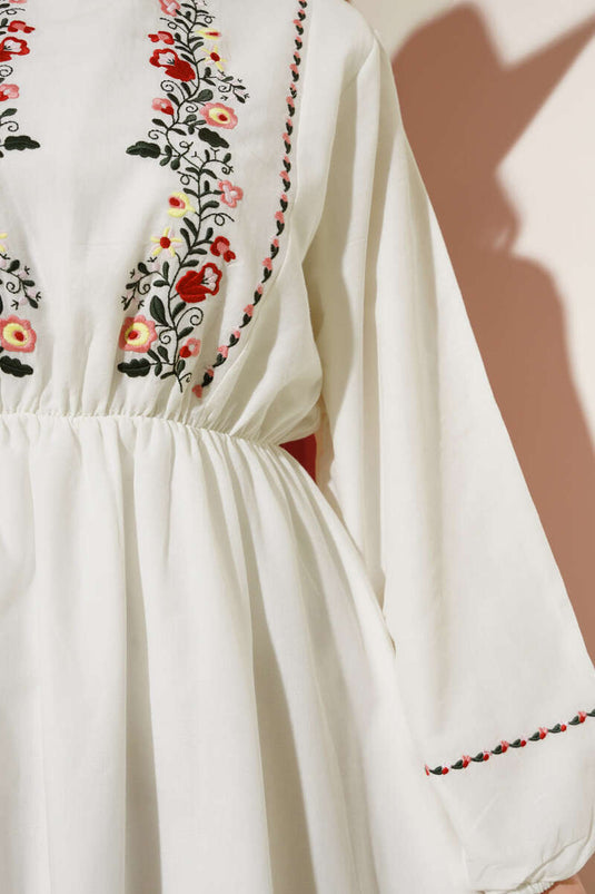 فستان مطرز بالورود من الأمام بخصر مطاطي بلون البيج الفاتح