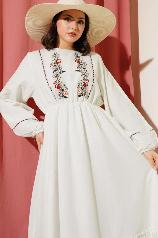 فستان مطرز بالورود من الأمام بخصر مطاطي بلون البيج الفاتح