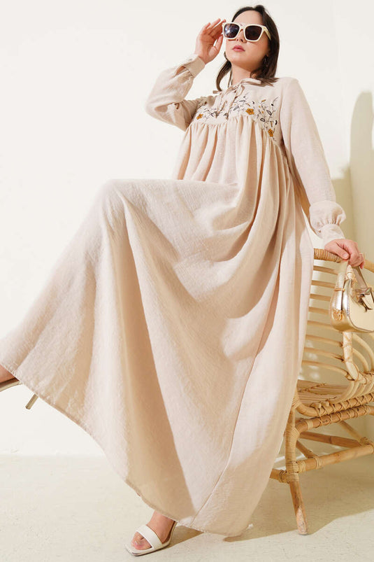 فستان مطرز بالورود من الأمام باللون البيج