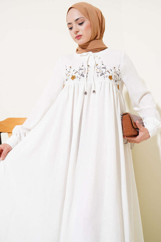 فستان أبيض مع تطريز زهري على الجهة الأمامية