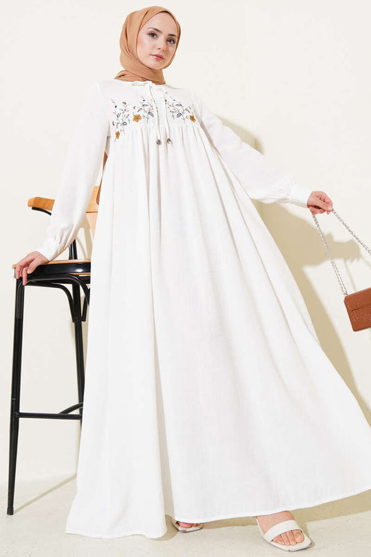 فستان أبيض مع تطريز زهري على الجهة الأمامية