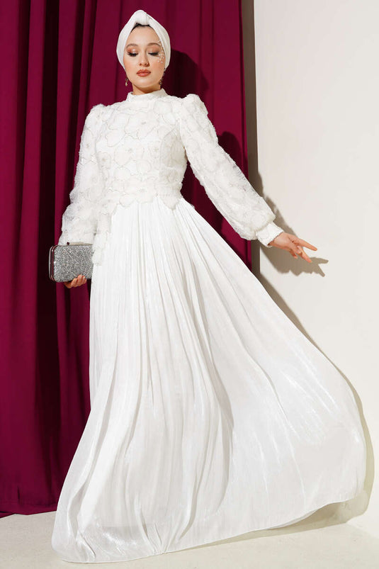 فستان سهرة أبيض مع أحجار زهرية في الأمام