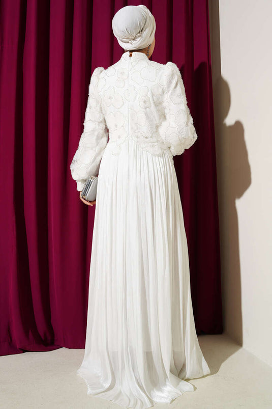 فستان سهرة أبيض مع أحجار زهرية في الأمام