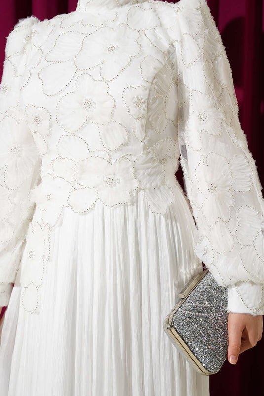 فستان سهرة أبيض مع أحجار زهرية في الأمام