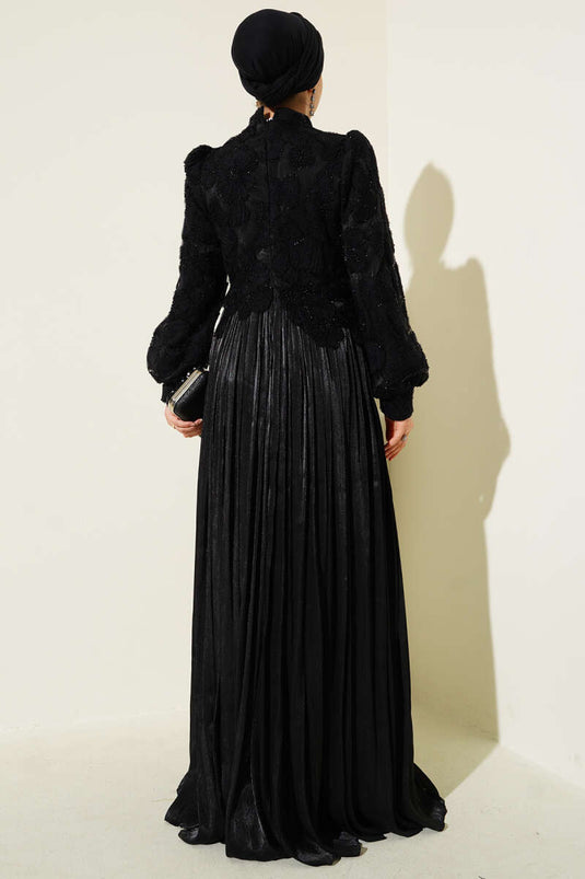 فستان سهرة أسود مع أحجار زهرية في الأمام